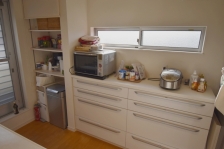 キッチンには、作り付けのカップボードとパントリーがあり、収納スペースも豊富、食洗器・浄水器もついています。
