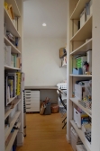 書斎スペース。入り口にはたっぷり収納棚。